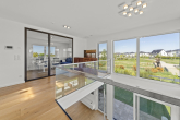 Galerie mit Arbeits-Zimmer - ZUKUNFTSSICHER WOHNEN: GROSSZÜGIGE MODERNE STADTVILLA MIT INNOVATIVEM SMART-HOME-KONZEPT IM ROUSSEAUPARK LUDWIGSFELDE