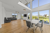 Wohn-Essbereich - ZUKUNFTSSICHER WOHNEN: GROSSZÜGIGE MODERNE STADTVILLA MIT INNOVATIVEM SMART-HOME-KONZEPT IM ROUSSEAUPARK LUDWIGSFELDE