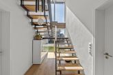 Treppenhaus - ZUKUNFTSSICHER WOHNEN: GROSSZÜGIGE MODERNE STADTVILLA MIT INNOVATIVEM SMART-HOME-KONZEPT IM ROUSSEAUPARK LUDWIGSFELDE