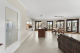 Wohnraum mit Küche - MITTENDRIN: REPRÄSENTATIVE 5-ZIMMER-WOHNUNG MIT 2 BÄDERN, TG-STELLPLATZ, UMLAUFENDER TERRASSE