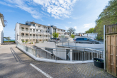 Parkdeck und Tiefgarageneinfahrt - MEERBLICK AN DER STRANDPROMENADE IN BINZ AUF RÜGEN VOLLAUSGESTATTETE 2-ZIMMER-WOHNUNG