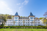 Fassade zur Strandpromenade - UNVERBAUBARER OSTSEEBLICK, IN BINZ AN DER STRANDPROMENADE, ZWEI BALKONEN, AUFZUG UVM.