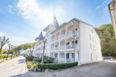 Hofeinfahrt zum Seesschloss - UNVERBAUBARER OSTSEEBLICK, IN BINZ AN DER STRANDPROMENADE, ZWEI BALKONEN, AUFZUG UVM.