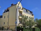 Giebelseite Straße - CHARMANTE HELLE ALTBAUWOHNUNG MIT SÜDBALKON UND STELLPLATZ IN LICHTERFELDE