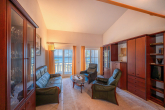 Wohnzimmer mit Ostseeblick - OSTSEEBAD BINZ: MAISONETTE-WOHNUNG MIT UNVERBAUBAREM OSTSEEBLICK, ZWEI BALKONEN, AUFZUG UVM.