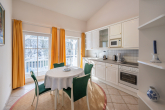 Küche mit Balkon - OSTSEEBAD BINZ: MAISONETTE-WOHNUNG MIT UNVERBAUBAREM OSTSEEBLICK, ZWEI BALKONEN, AUFZUG UVM.