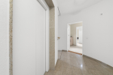 Der Wohnungseingangsbereich, schwellenfrei zu erreichen - REPRÄSENTATIVE 5-ZIMMER-WOHNUNG IN MITTE IM MEDITERRANEN FLAIR MIT ALLEM, WAS DAZU GEHÖRT