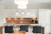 Der Küchenblock als kommunikatives Zentrum der Wohnküche - REPRÄSENTATIVE 5-ZIMMER-WOHNUNG IN MITTE IM MEDITERRANEN FLAIR MIT ALLEM, WAS DAZU GEHÖRT