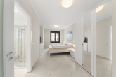 Das Master-Schlafzimmer mit Fenster zum ruhigen und großzügigen Innenhof - REPRÄSENTATIVE 5-ZIMMER-WOHNUNG IN MITTE IM MEDITERRANEN FLAIR MIT ALLEM, WAS DAZU GEHÖRT