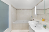 En Suite Bad mit Dusche, Wanne, Fußbodenheizung und Handtuchtrockner - REPRÄSENTATIVE 5-ZIMMER-WOHNUNG IN MITTE IM MEDITERRANEN FLAIR MIT ALLEM, WAS DAZU GEHÖRT