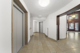 Das repräsentative Entree mit Zugang zum Treppenhaus und Aufzug - REPRÄSENTATIVE 5-ZIMMER-WOHNUNG IN MITTE IM MEDITERRANEN FLAIR MIT ALLEM, WAS DAZU GEHÖRT