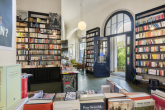 Und im Hintergrund ist die Leseecke - ZAUBERHAFTES LADENLOKAL IN FRIEDENAU ECKHAUS AUS DER GRÜNDERZEIT RIESENFENSTER UND TOLLE DECKENHÖHE
