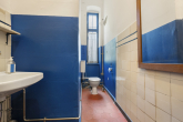 Das WC - ZAUBERHAFTES LADENLOKAL IN FRIEDENAU ECKHAUS AUS DER GRÜNDERZEIT RIESENFENSTER UND TOLLE DECKENHÖHE