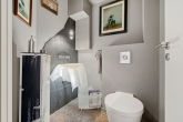 Gäste WC mit Designobjekten - DACHGESCHOSS MIT AUFDACHTERRASSE IM BAYERISCHEN VIERTEL NUR FÜR ÄSTHETEN