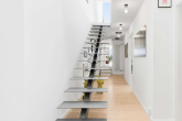 Flur und edle Stahltreppe - DACHGESCHOSS MIT AUFDACHTERRASSE IM BAYERISCHEN VIERTEL NUR FÜR ÄSTHETEN