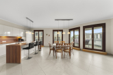 Die offene Küche mit großzügigen Fensterflächen zur umlaufenden Terrasse - MITTENDRIN: REPRÄSENTATIVE 5-ZIMMER-WOHNUNG MIT 2 BÄDERN, UMLAUFENDER TERRASSE UND TG-STELLPLATZ
