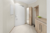 Die Eingangsdiele mit ausreichend Platz für Garderoben- und Schuhschrank - MITTENDRIN: REPRÄSENTATIVE 5-ZIMMER-WOHNUNG MIT 2 BÄDERN, UMLAUFENDER TERRASSE UND TG-STELLPLATZ