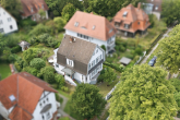 Drohnenbild von Südost - EINFAMILIENHAUS: GEPFLEGTER ALTBAU IN ZEHLENDORF SUCHT NEUE FAMILIE