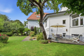 Terrasse im Garten - EINFAMILIENHAUS: GEPFLEGTER ALTBAU IN ZEHLENDORF SUCHT NEUE FAMILIE