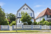 Straßenseitige Ansicht - EINFAMILIENHAUS: GEPFLEGTER ALTBAU IN ZEHLENDORF SUCHT NEUE FAMILIE