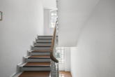 gepflegtes Treppenhaus mit klassischen Altbaumerkmalen - STILSICHER AUSGESTATTES APPARTMENT AUF DER ROTEN INSEL IN BERLIN-SCHÖNEBERG
