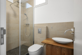 Badezimmer mit Dusche - STILSICHER AUSGESTATTES APPARTMENT AUF DER ROTEN INSEL IN BERLIN-SCHÖNEBERG