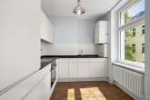 Klare Linien in der Küche mit Hofblick - STILSICHER AUSGESTATTES APPARTMENT AUF DER ROTEN INSEL IN BERLIN-SCHÖNEBERG
