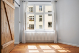 Altbaufenster sind schön - STILSICHER AUSGESTATTES APPARTMENT AUF DER ROTEN INSEL IN BERLIN-SCHÖNEBERG