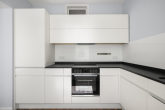 Einbauküche mit Granitarbeitsplatte - STILSICHER AUSGESTATTES APPARTMENT AUF DER ROTEN INSEL IN BERLIN-SCHÖNEBERG