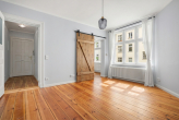 Wohnbereich, Diele und Küche - STILSICHER AUSGESTATTES APPARTMENT AUF DER ROTEN INSEL IN BERLIN-SCHÖNEBERG