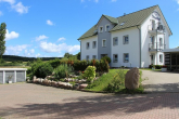 Haus mit Parkplätzen - AM NATIONALPARK JASMUND FERIENWOHNUNG MIT BALKON UND GARTENNUTZUNG IN LOHME AUF RÜGEN