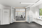 Büro mit Schallschutz-Türen zu einem Besprechungsraum - NEUWERTIGE BÜROFLÄCHE AN DER B1 (AUFFAHRT BAB A10 GROSS KREUTZ) IN WERDER HAVEL