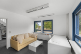Büro im Erdgeschoss mit Besprechungssofa - NEUWERTIGE BÜROFLÄCHE AN DER B1 (AUFFAHRT BAB A10 GROSS KREUTZ) IN WERDER HAVEL